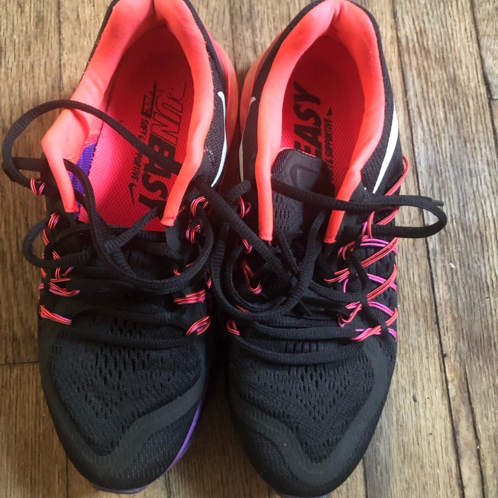 Black and pink air max’s